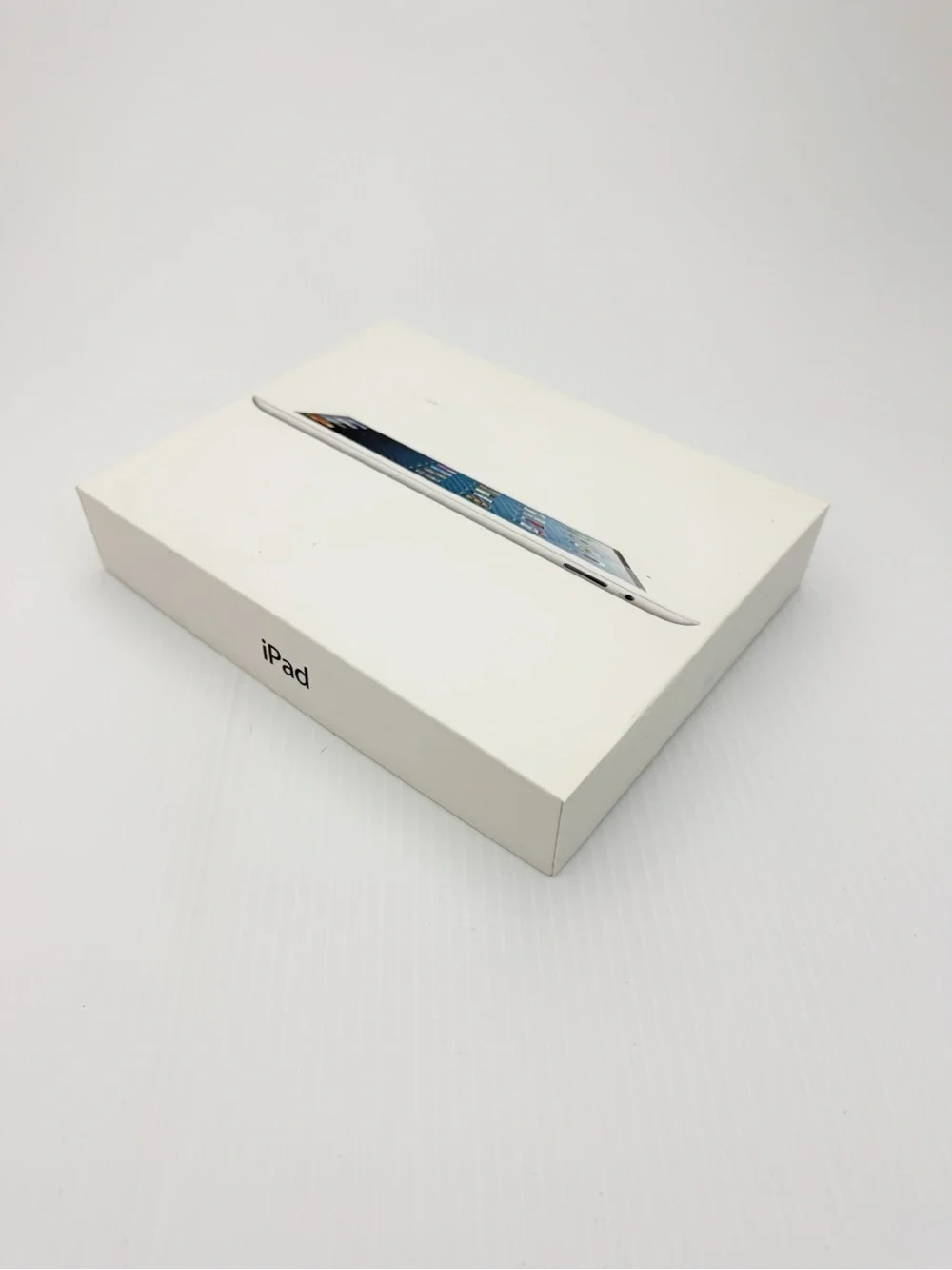 Apple iPad 4th Gen Wi-Fi 16GB White Table with Original Box